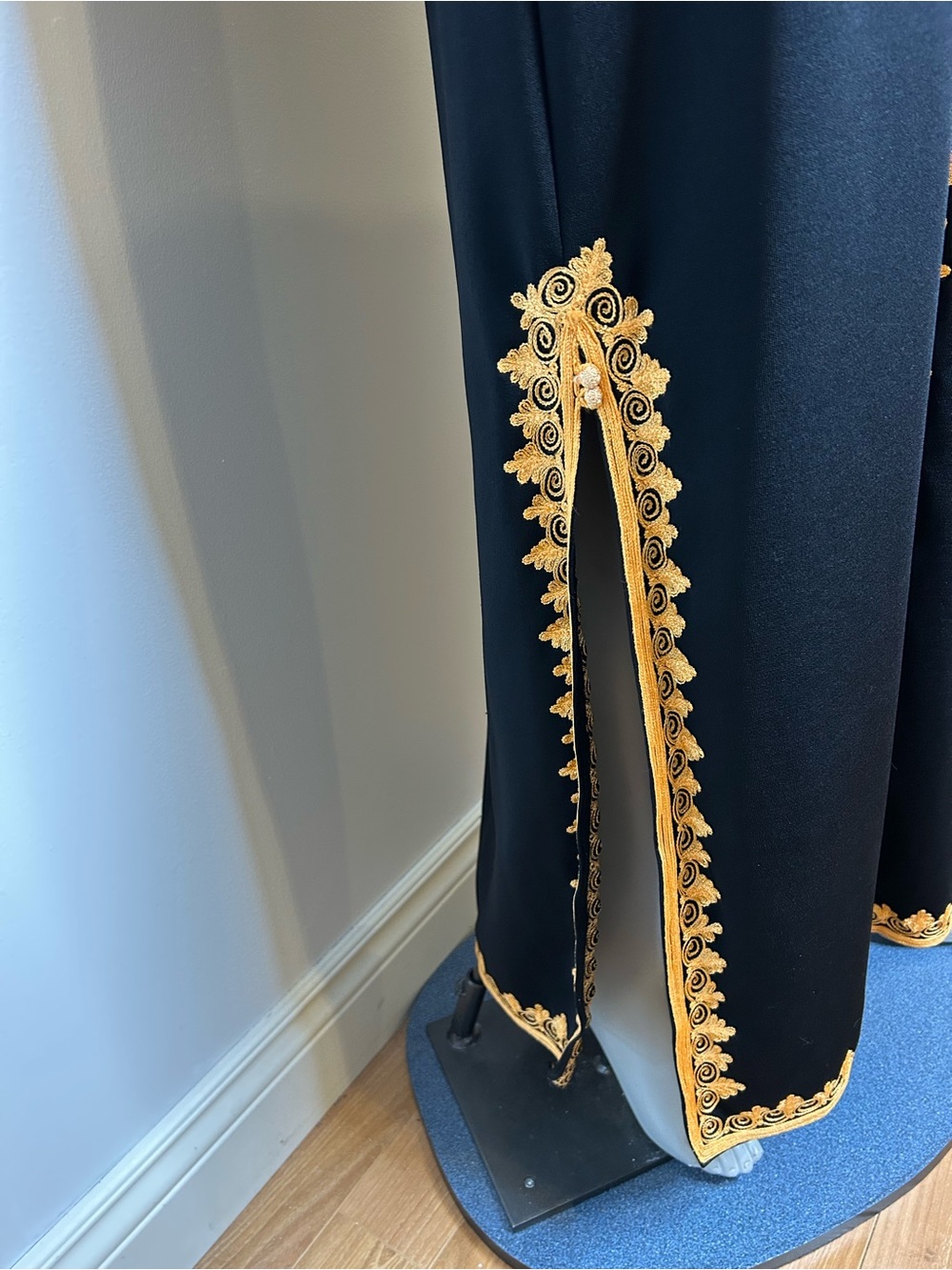 Elegant and authentic Caftan in black with orange trim❤️Never used - Picture 7 of 15